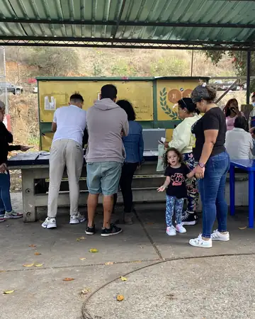 Vecinos haciendo la cola bajo el techo del Bloque 1