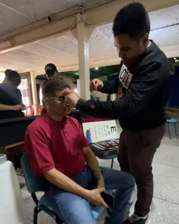 Un vecino probándose la montura en Charallave
